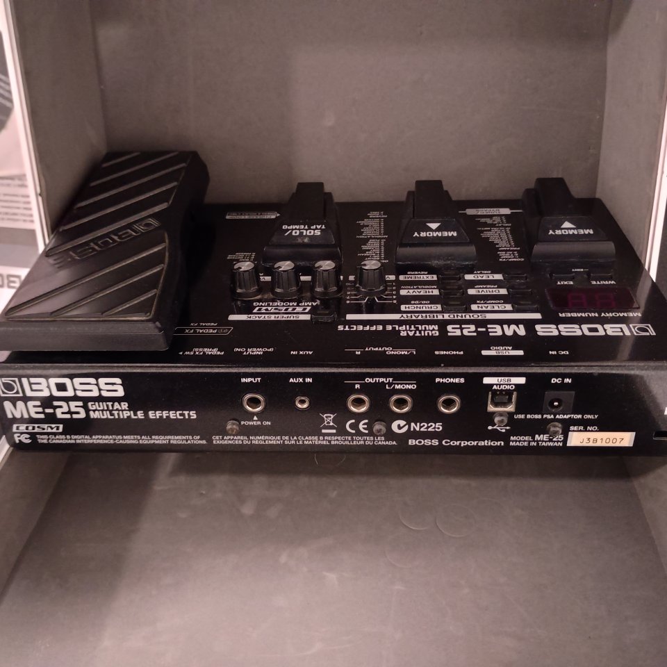 Pedalera Boss ME-25+maleta de segunda mano · Foto 5 de 6 · Málaga · 80 €