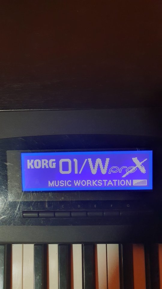 Korg 01 PROX con flight case