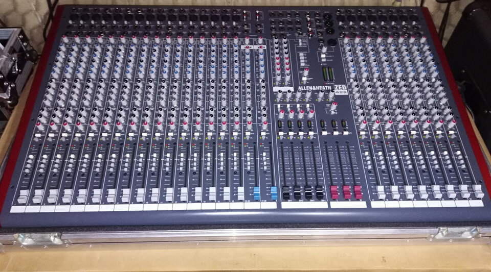 Mesa de sonido Allen & head zed 428 + Flight Case