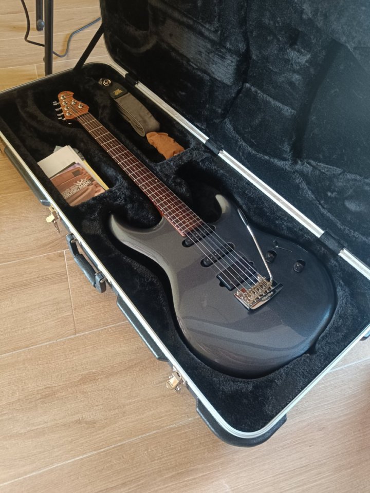 Music man luke III de segunda mano · Foto 1 de 5 · Tarragona · 2900 €