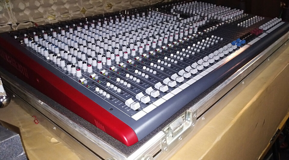 Mesa de sonido Allen & head zed 428 + Flight Case