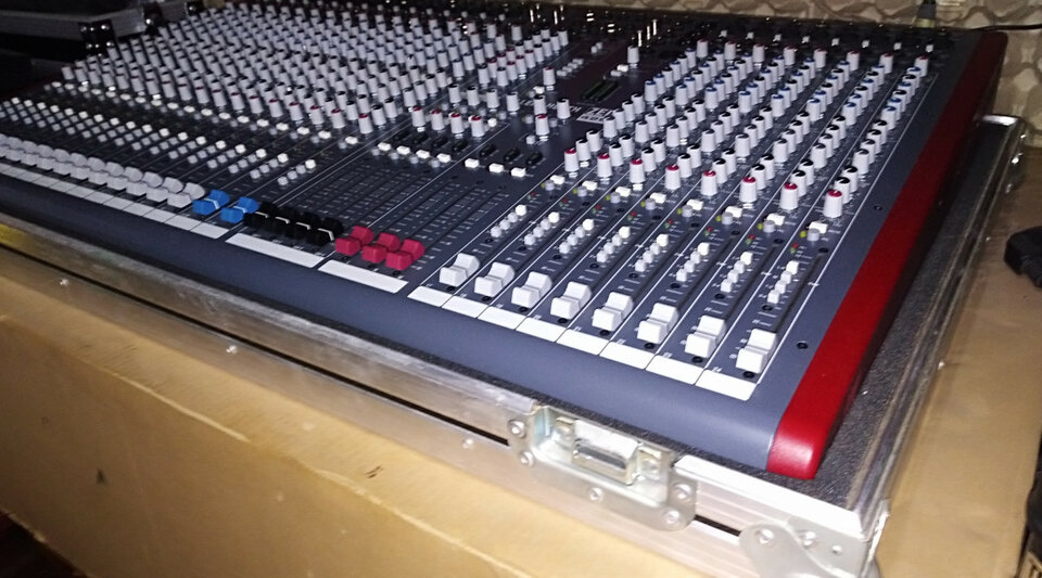 Mesa de sonido Allen & head zed 428 + Flight Case