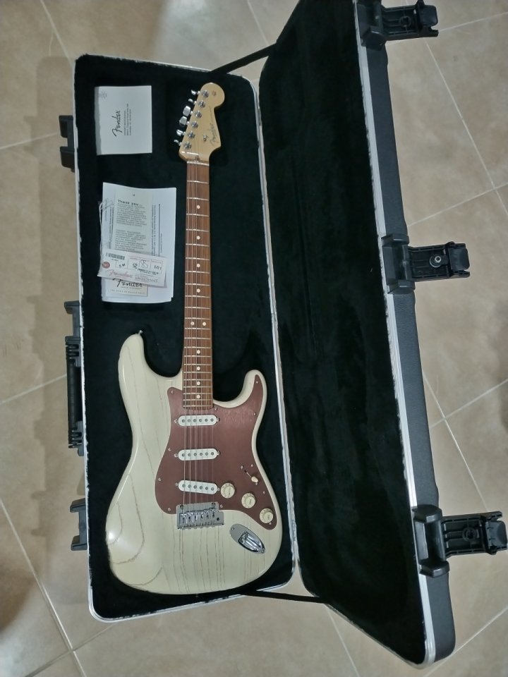 Fender american stratocaster swamp ash. Año 2013