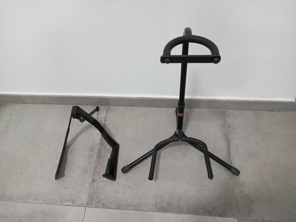 Dos soportes de guitarra o bajo