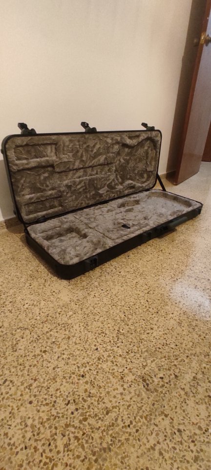 Estuche guitarra electrica Fender Deluxe de segunda mano · Foto 2 de 2 · Valencia · 150 €