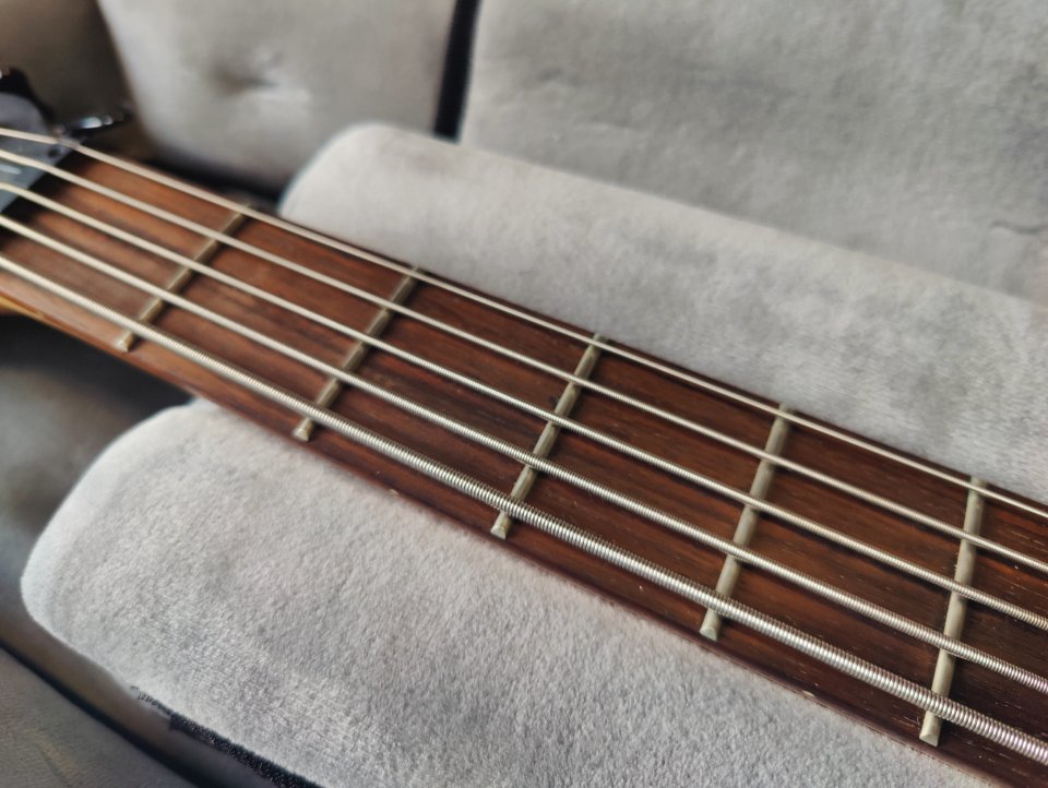 Rockbass by warwick Streamer 5 cuerdas con EMG J5 y preamp EMG BTS de segunda mano · Foto 6 de 9 · Madrid · 475 €