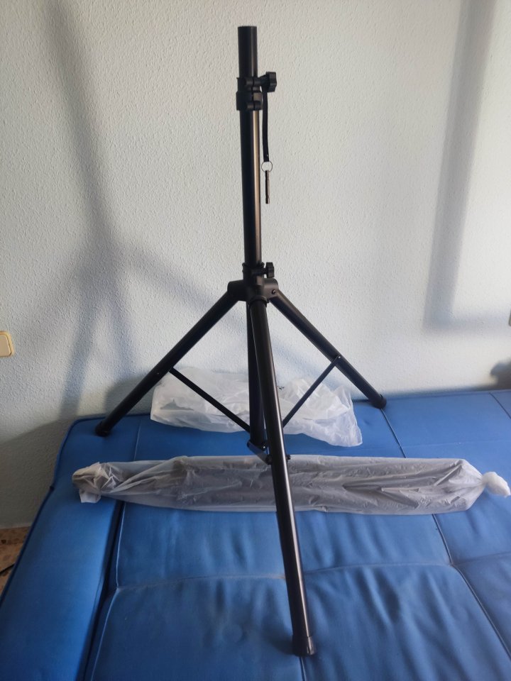 [VENDO] Dos pies para altavoz/monitor PA nuevos de segunda mano · Foto 1 de 3 · Alicante · 30 €