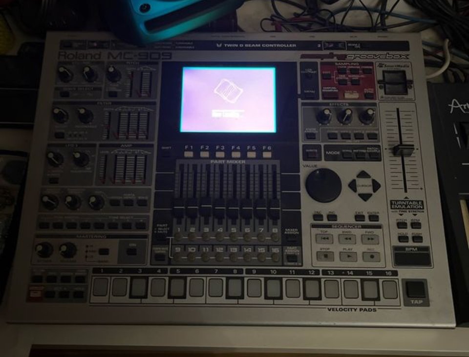 Roland mc 909 groovebox