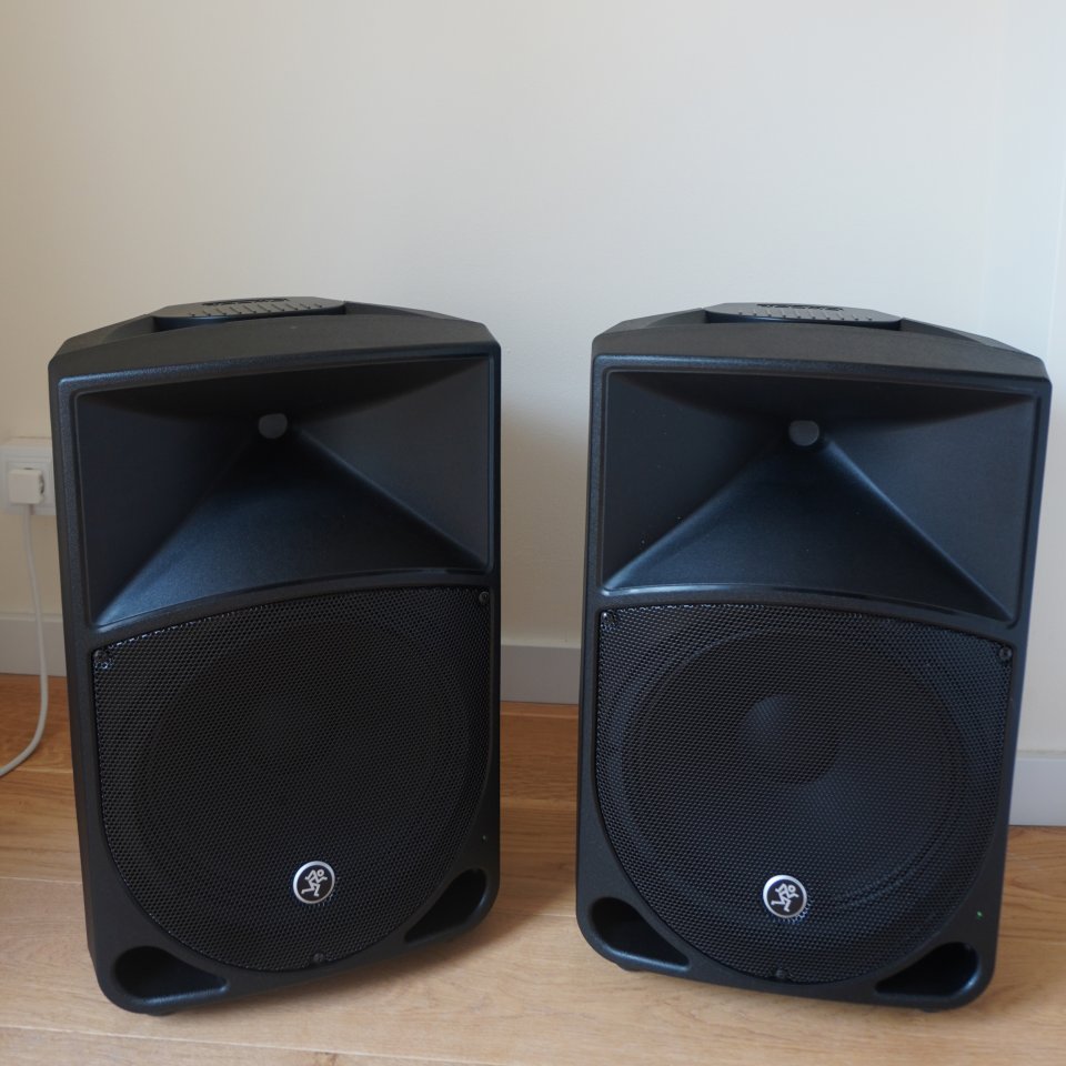 Pareja Mackie Thump12 + fundas + soportes de segunda mano · Foto 1 de 8 · Barcelona · 550 €