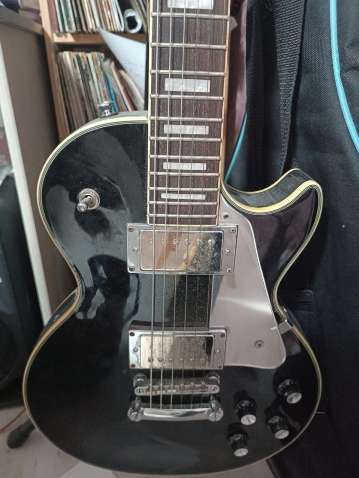 Vendo buena guitarra de segunda mano · Foto 1 de 4 · Tarragona · 325 €