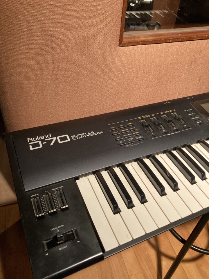 Roland D-70