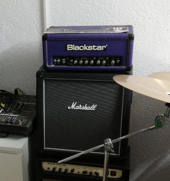Blackstar Ht5 + Marshall mhz112a de segunda mano · Foto 1 de 3 · Barcelona · 275 €