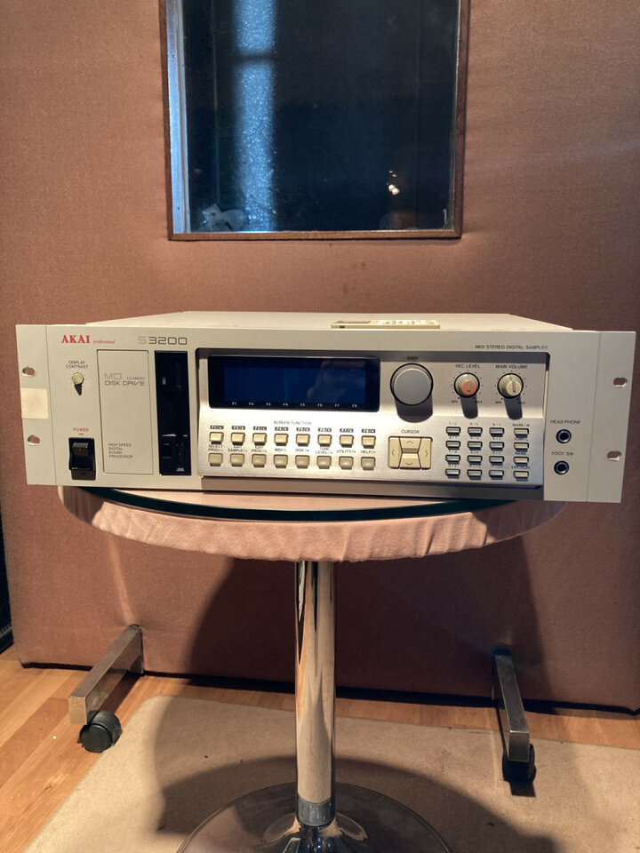 Akai S3200 MIDI Stereo Digital Sampler