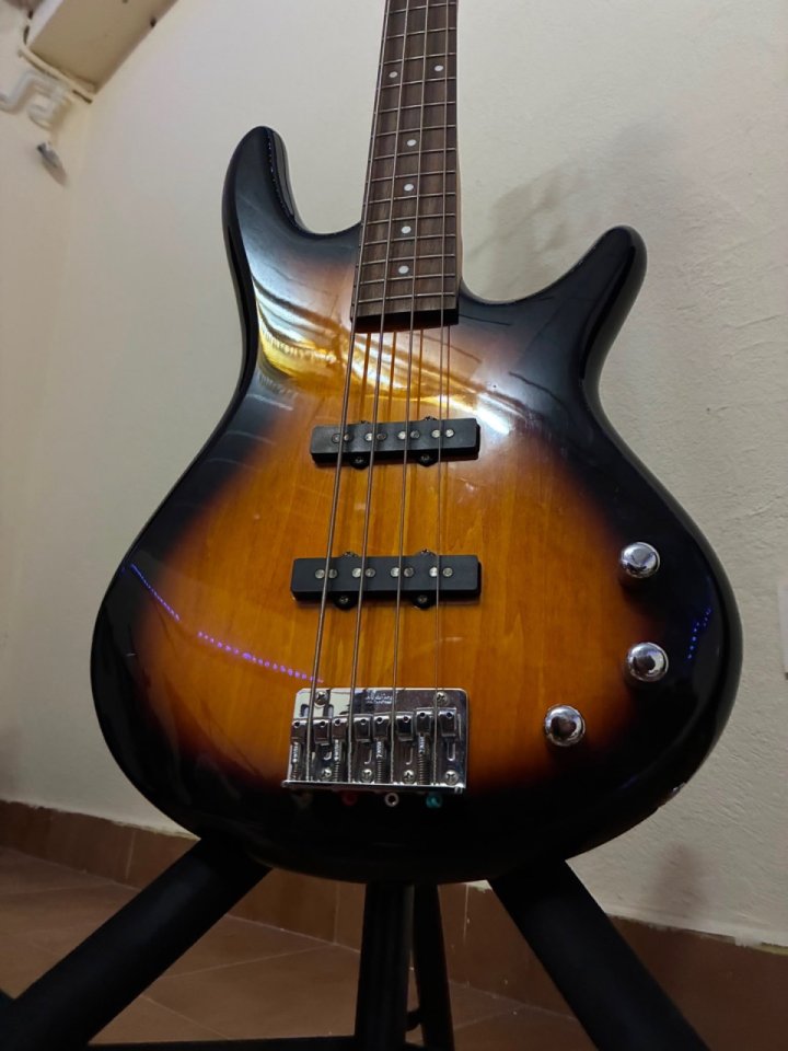 Ibanez GIO GSR200 Soundgear Bajo Eléctrico 4 Cuerdas Sunburst de segunda mano · Foto 1 de 4 · Gipuzkoa · 160 €