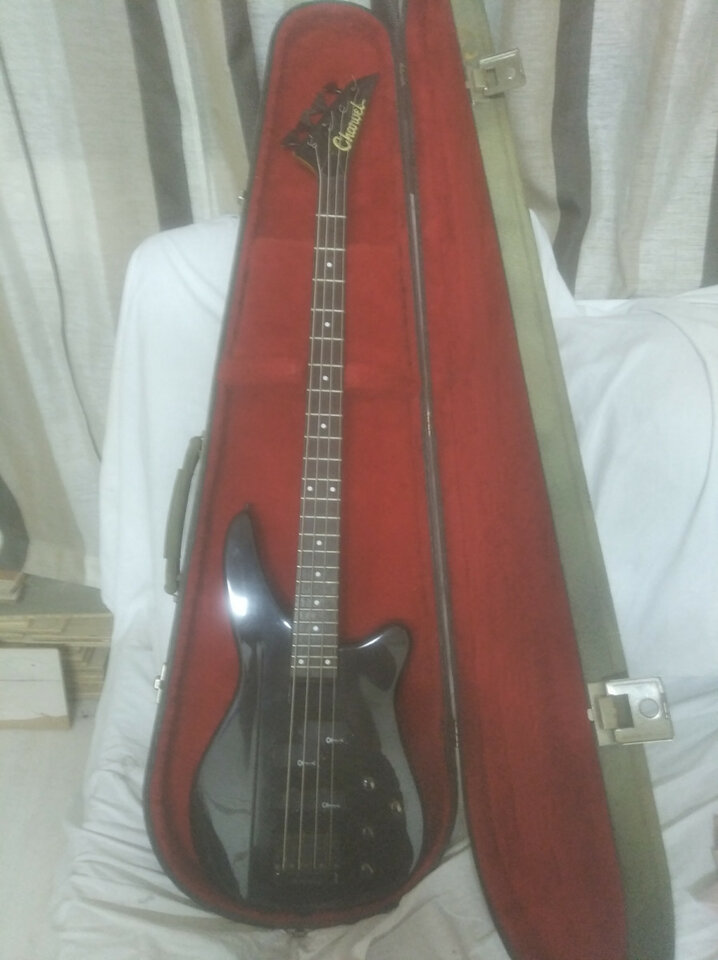 Bajo charvel