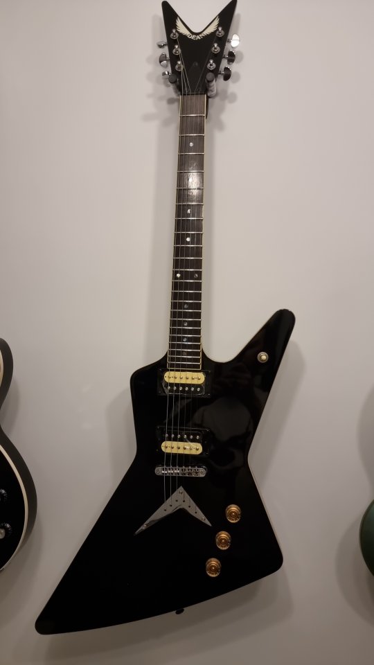 Fender Telecaster 70s, Dean Z 79 y Westone LP Goldtop