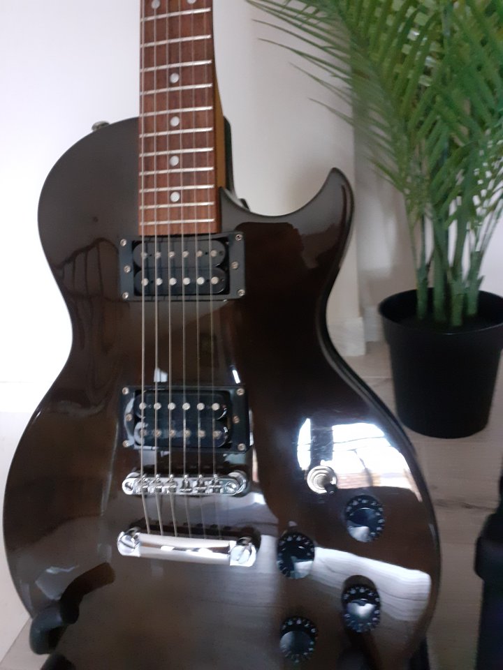 Guitarra J&D tipo Gibson lp de segunda mano · Foto 2 de 2 · Pontevedra · 140 €