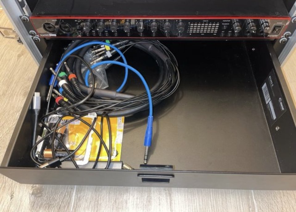 Vendo Focusrite Scarlett 18i20 (3ª Gen) + Flight Case