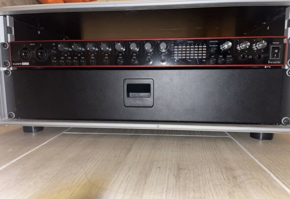 Vendo Focusrite Scarlett 18i20 (3ª Gen) + Flight Case