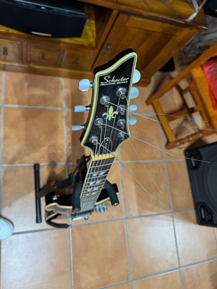 Schecter C7 Custom – Bare Knuckle Juggernaut – 600€