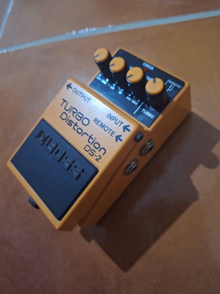 Pedal de distorsión para guitarra Boss DS-2 Turbo Distortion de segunda mano · Foto 2 de 4 · Granada · 50 €