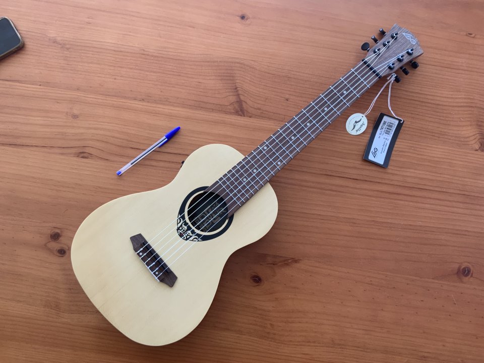 Guitarra LAG Tiki Uku Mini Guitar TKT150E - ¡A estrenar! de segunda mano · Foto 1 de 5 · Girona · 210 €