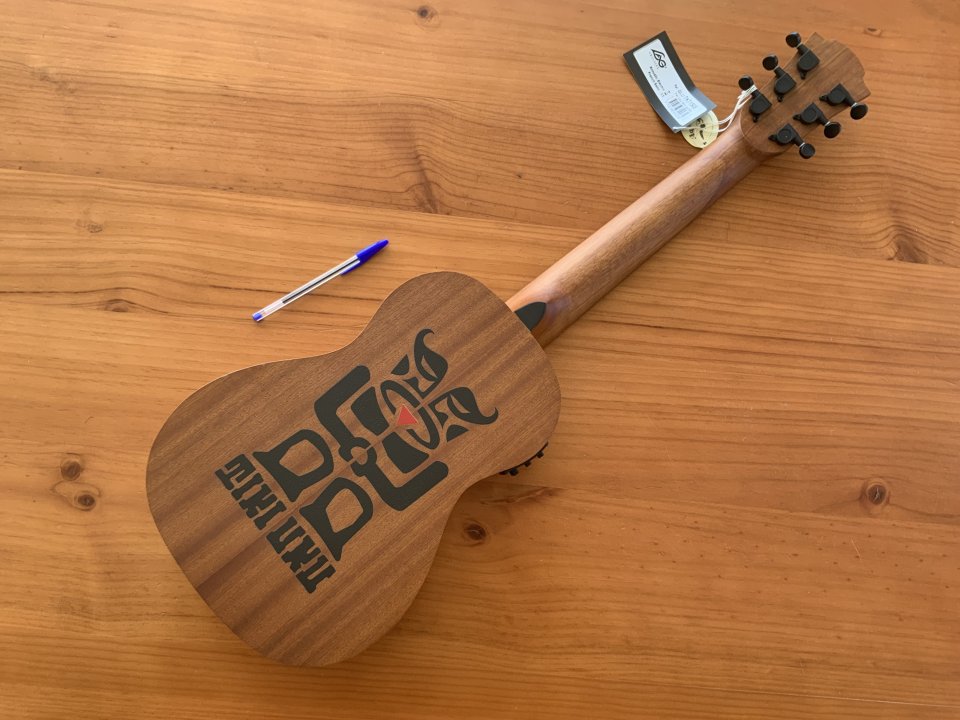 Guitarra LAG Tiki Uku Mini Guitar TKT150E - ¡A estrenar! de segunda mano · Foto 2 de 5 · Girona · 210 €