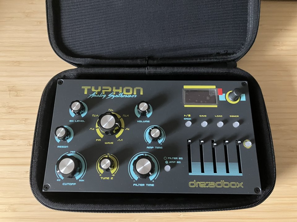 Sintetizador Dreadbox Typhon con case y decksaver como nuevo