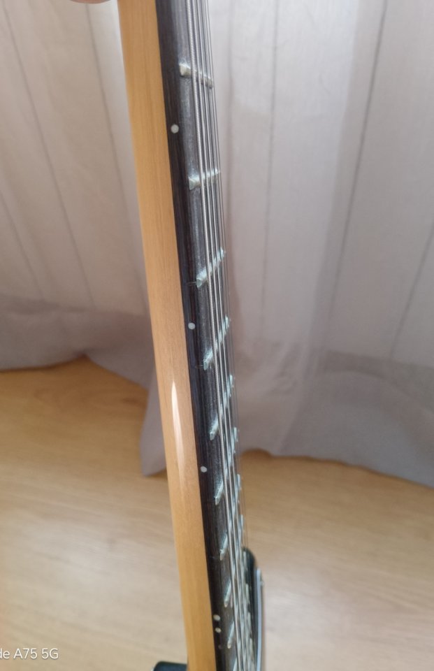 GUITARRA tipo STRATO de segunda mano · Foto 3 de 6 · Ávila · 375 €