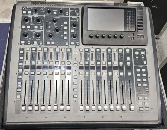 Behringer X32 Compact