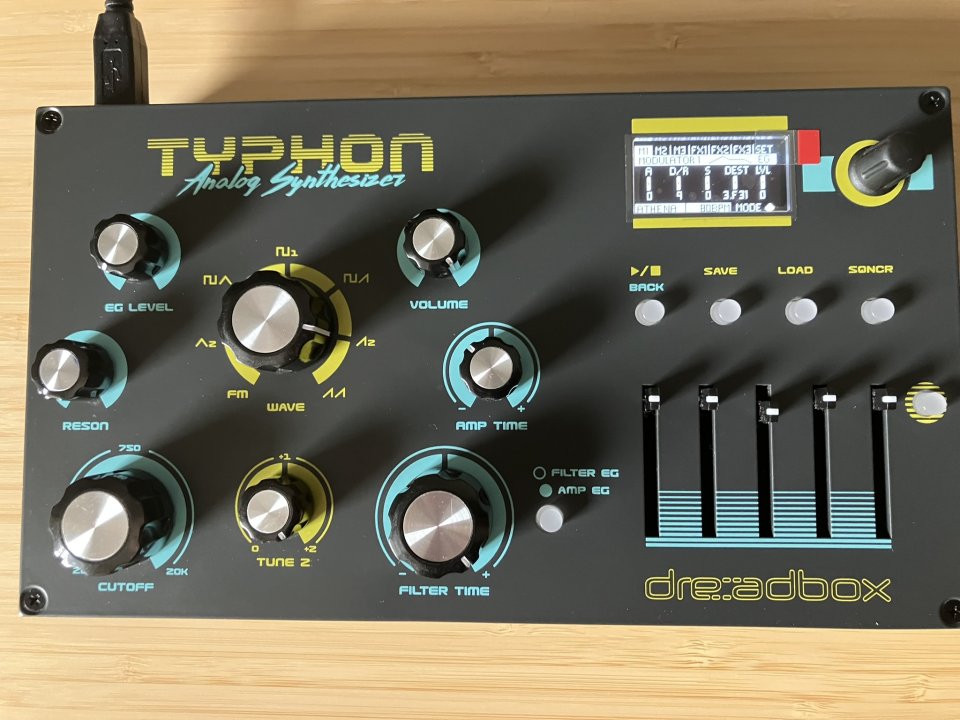 Sintetizador Dreadbox Typhon con case y decksaver como nuevo