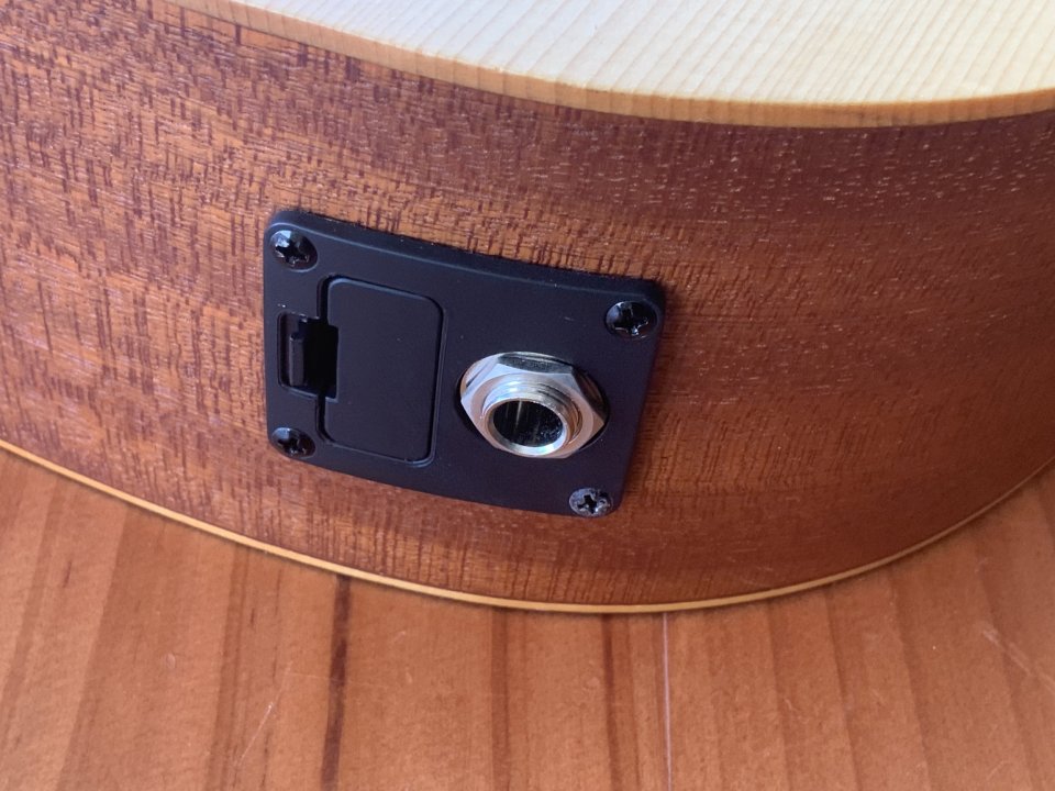 Guitarra LAG Tiki Uku Mini Guitar TKT150E - ¡A estrenar! de segunda mano · Foto 4 de 5 · Girona · 210 €