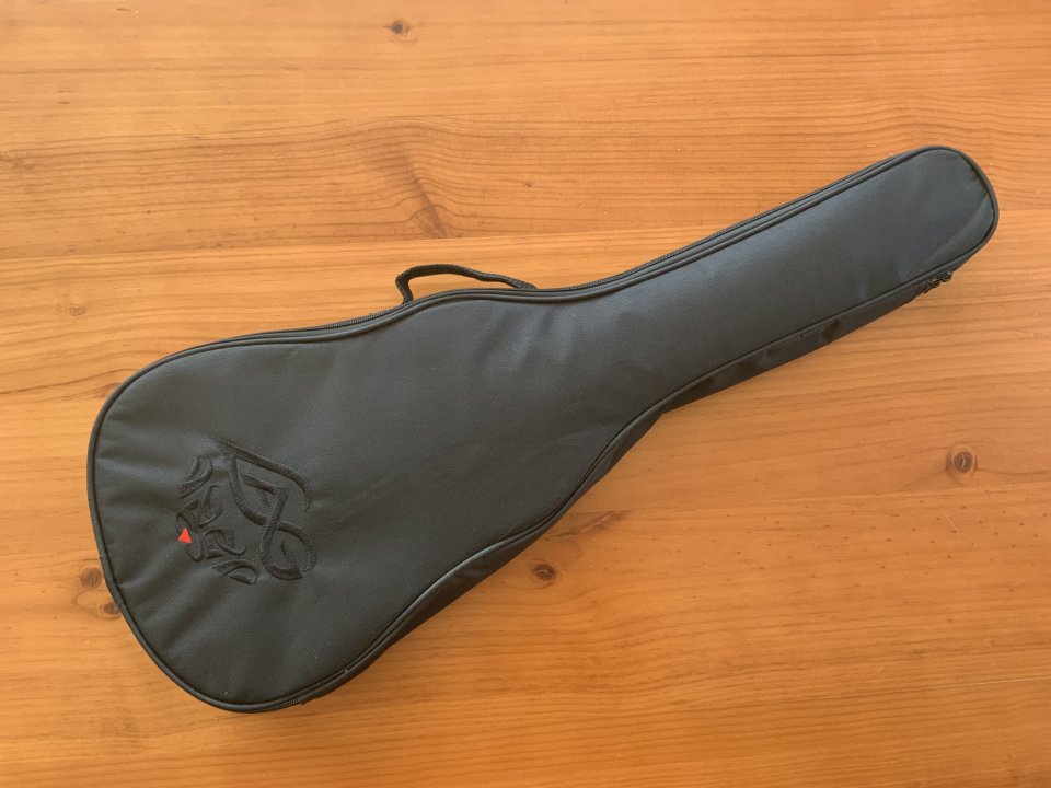 Guitarra LAG Tiki Uku Mini Guitar TKT150E - ¡A estrenar! de segunda mano · Foto 5 de 5 · Girona · 210 €