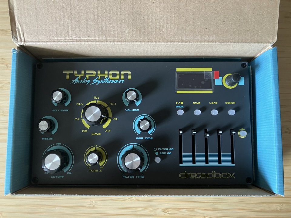 Sintetizador Dreadbox Typhon con case y decksaver como nuevo