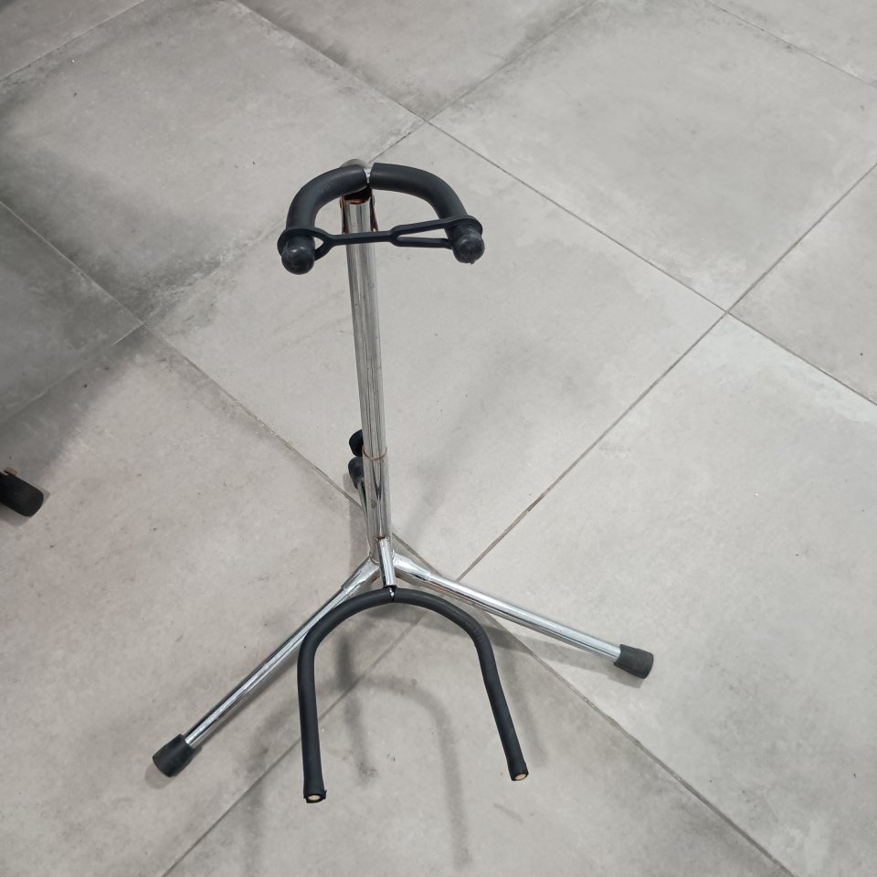 Soporte de guitarra o bajo de segunda mano · Foto 2 de 2 · Málaga · 15 €