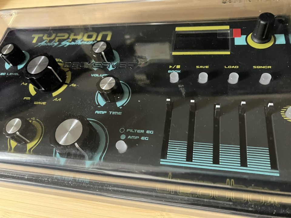 Sintetizador Dreadbox Typhon con case y decksaver como nuevo