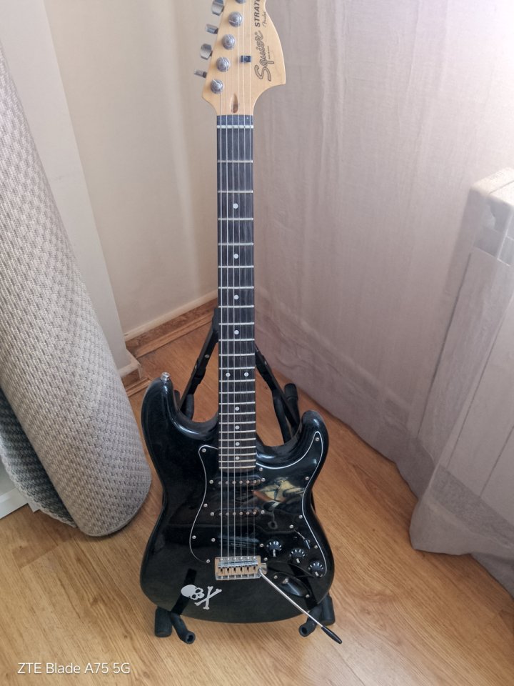 GUITARRA tipo STRATO de segunda mano · Foto 4 de 6 · Ávila · 375 €
