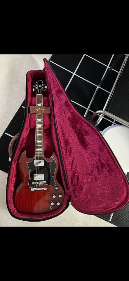 Gibson SG Standard en acabado cereza. Un clásico del rock.