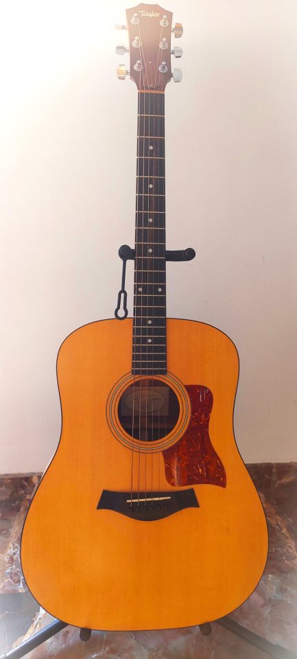 Guitarra Electroacústica Taylor 210-E Dreadnought de segunda mano · Foto 1 de 7 · Málaga · 900 €