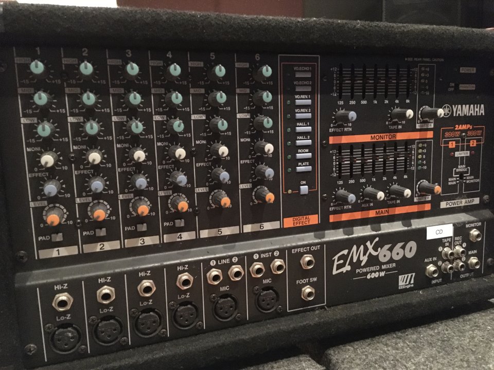 Equipo BEYMA + Etapa de potencia y mezclador YAMAHA EMX 660.