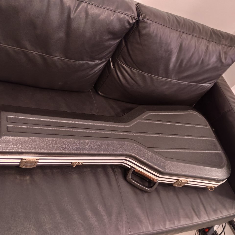 Estuche de guitarra eléctrica de segunda mano · Foto 1 de 8 · Málaga · 50 €