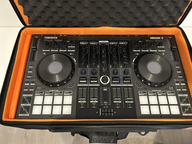 Reloop Mixon 8 Pro + mochila UDG Ultimate de segunda mano · Foto 2 de 10 · Barcelona · 780 €