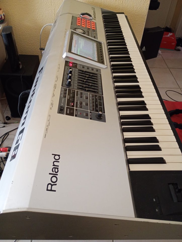 Roland Fantom G8 workstation buen estado