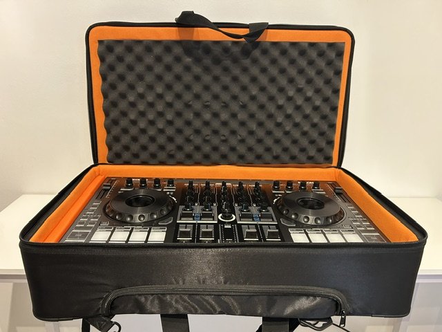 Reloop Mixon 8 Pro + mochila UDG Ultimate de segunda mano · Foto 3 de 10 · Barcelona · 780 €