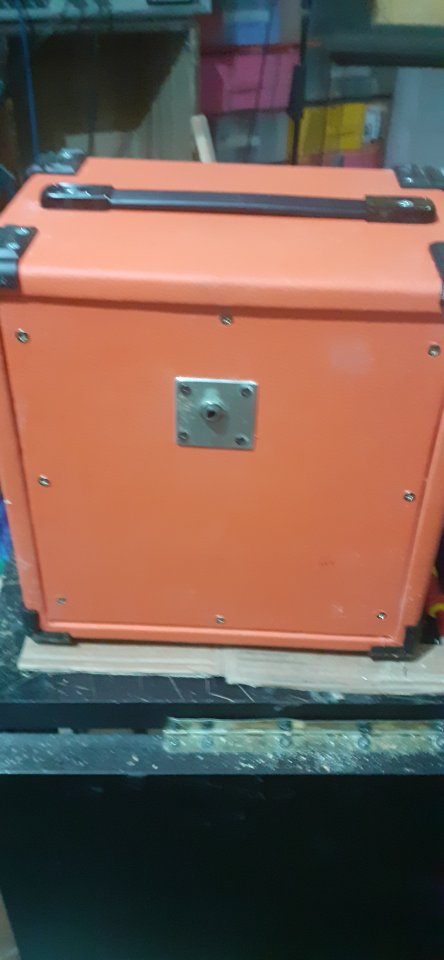 Pantalla artesanal 1x8 entre tolex rojo con altavoz Wundetonr