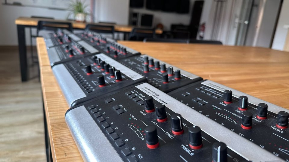 Behringer P16 x 10 de segunda mano · Foto 1 de 3 · Madrid · 1200 €