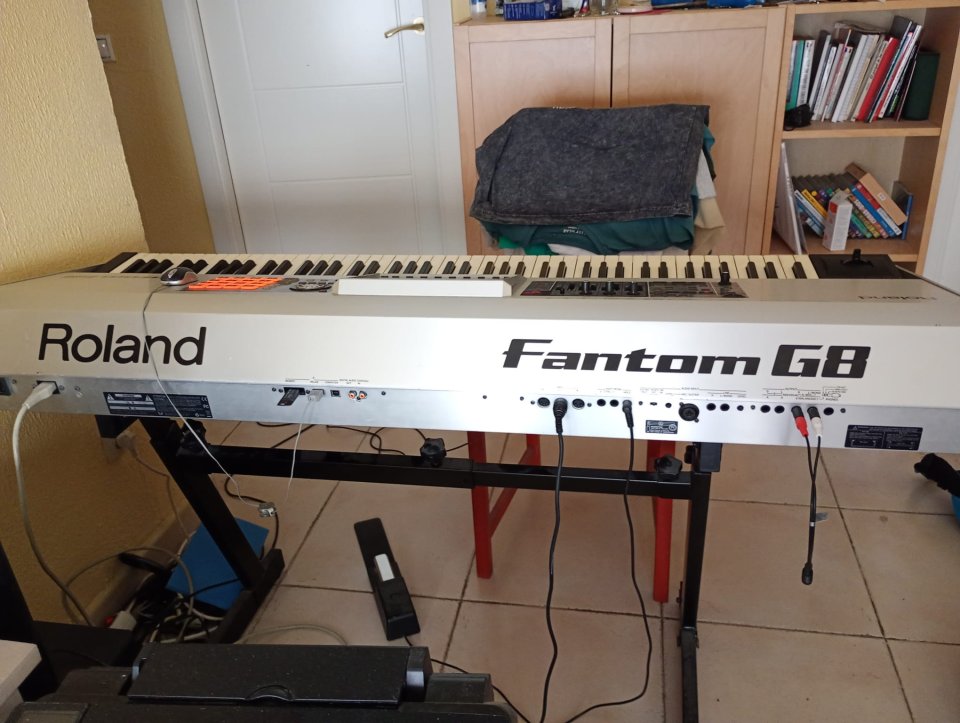 Roland Fantom G8 workstation buen estado