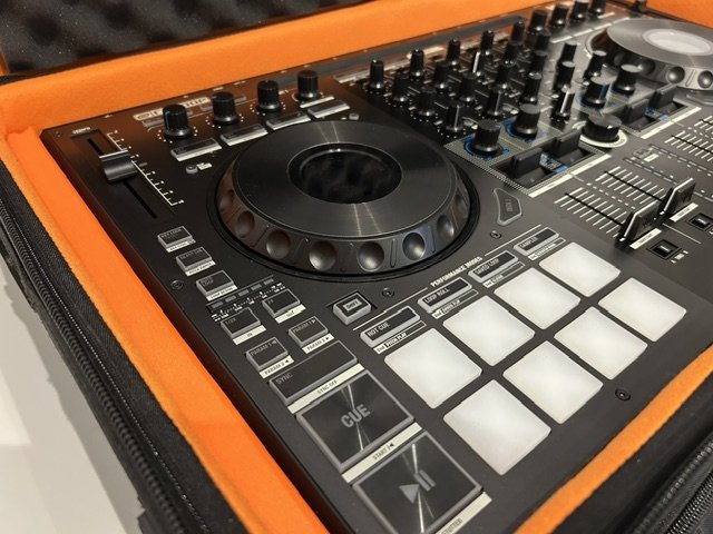 Reloop Mixon 8 Pro + mochila UDG Ultimate de segunda mano · Foto 4 de 10 · Barcelona · 780 €