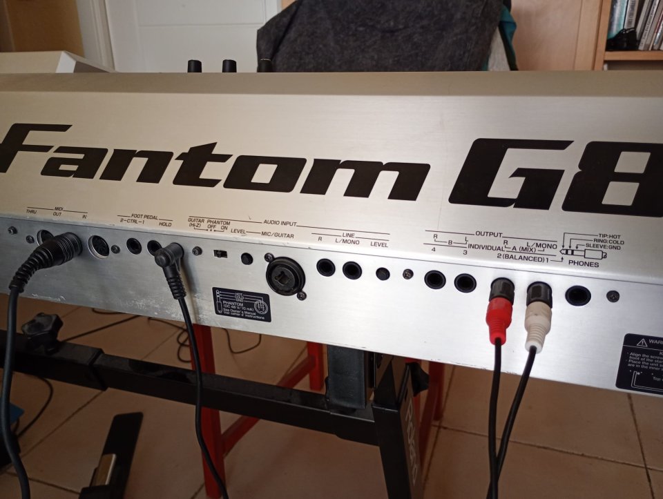 Roland Fantom G8 workstation buen estado
