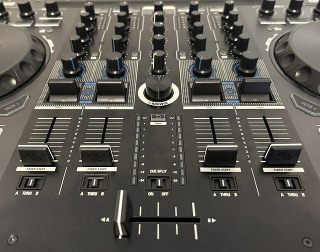 Reloop Mixon 8 Pro + mochila UDG Ultimate de segunda mano · Foto 5 de 10 · Barcelona · 780 €